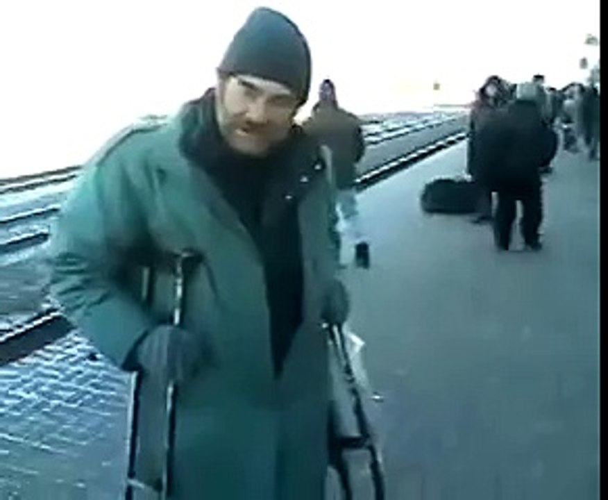 БОМЖ ПОЕТ ЛУЧШЕ ОРИГИНАЛА !!!