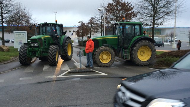 Les agriculteurs bloquent Leclerc et Carrefour