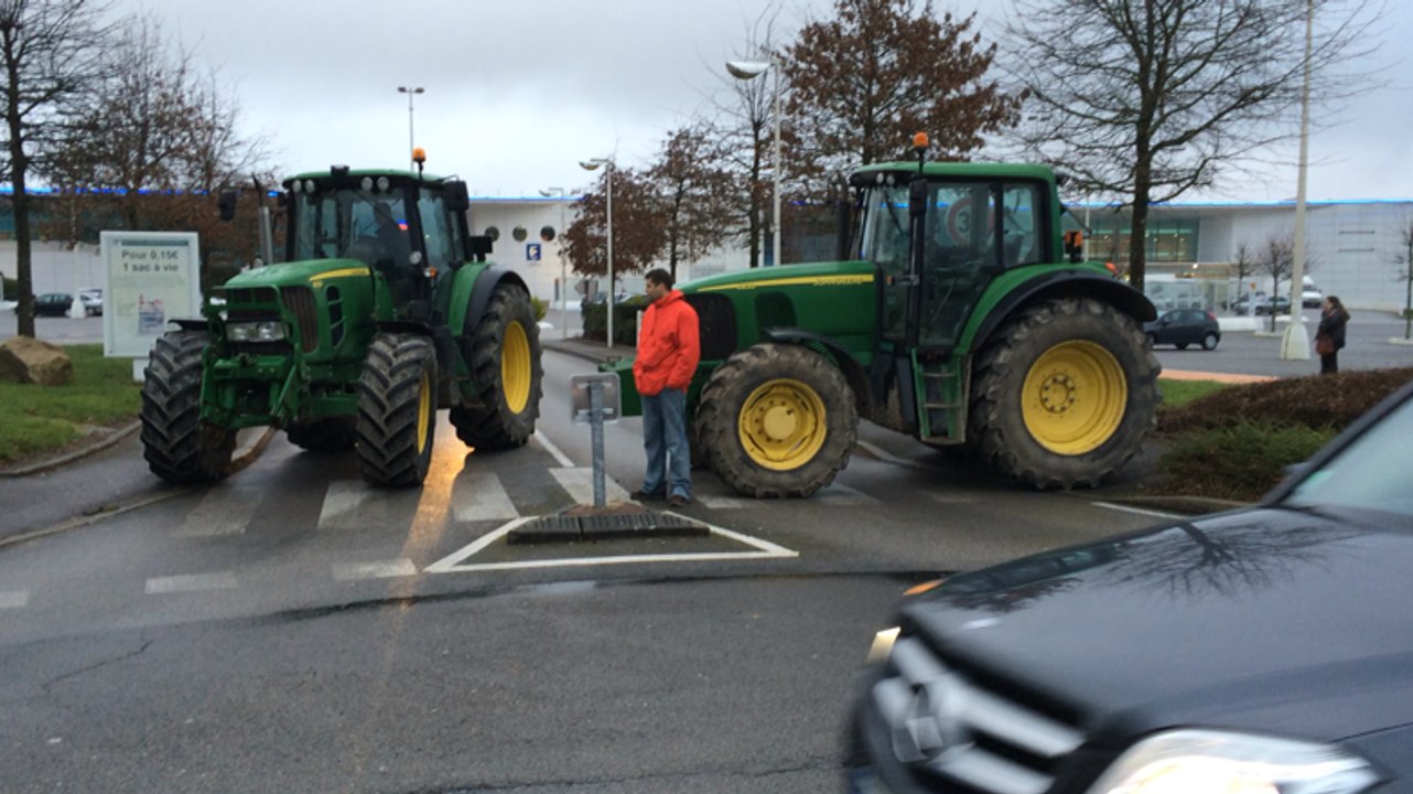 Les agriculteurs bloquent Leclerc et Carrefour