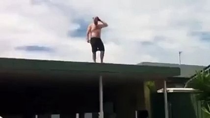 Mükemmel bir atlayış yapmak isterken suya çakılmak :)