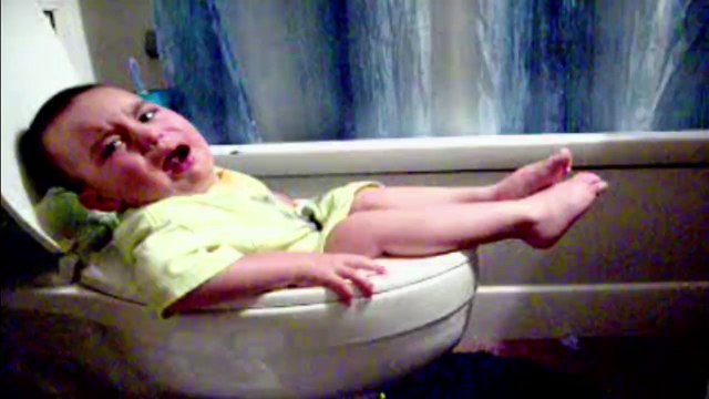 Des enfants s'entrainent à aller aux toilettes... Pas très concluant