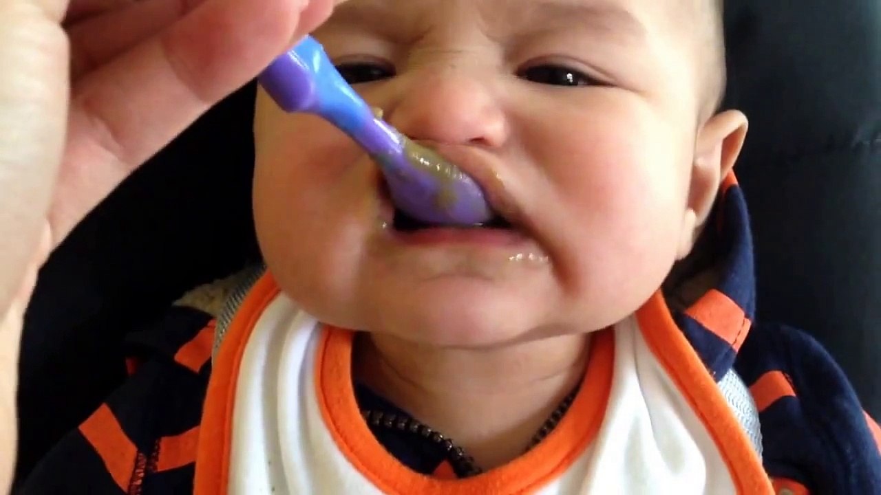 Funny Baby Dylan - Baba Bad Green Beans! Baby hates green beans!