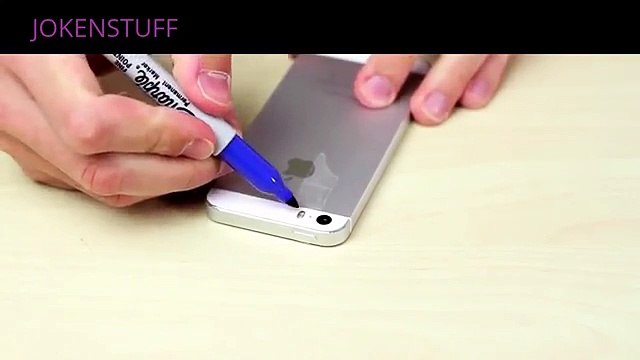 Mette del nastro adesivo sul flash del cellulare. Il risultato è PAZZESCO