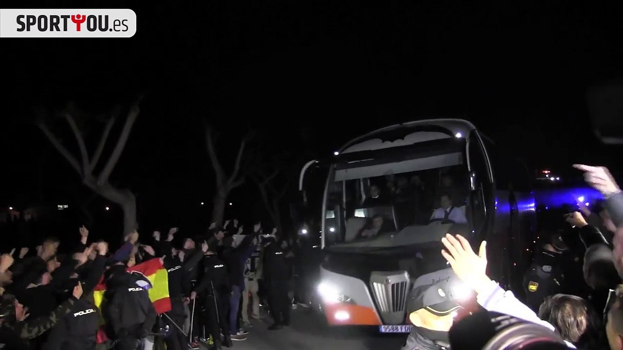 200 aficionados increpan a los jugadores del Valencia tras el 7-0