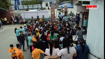 Công nhân đình công vì công ty giam tiền thưởng tết