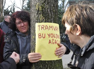 Ağaçlara sarıldılar, gözaltına alındılar