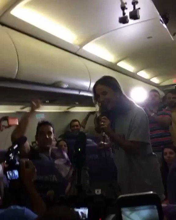Claudia Leitte canta em avião