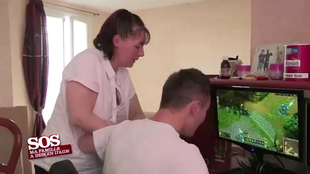 SOS Ma Famille a besoin d'aide : Aurélien pète un plomb et jette un verre sur la télé de sa mère