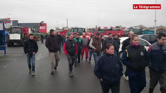 Dinan. Les agriculteurs investissent le Leclerc