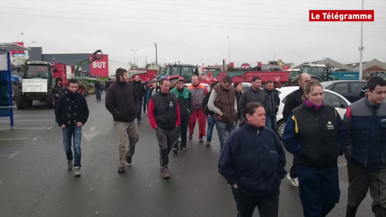Dinan. Les agriculteurs investissent le Leclerc