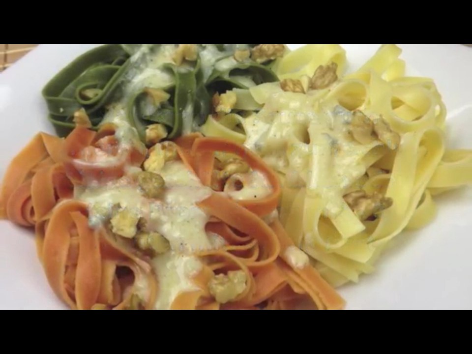 Bunte Bandnudeln mit Blauschimmelkäse - Rezept
