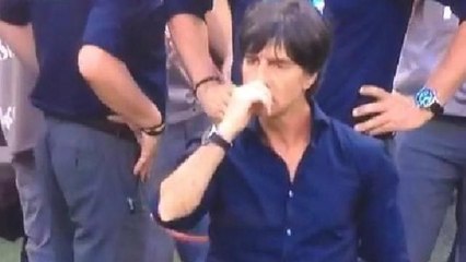 Coupe du Monde 2014 : le sélectionneur allemand écrase sa crotte de nez sur Cristiano Ronaldo (vidéo)