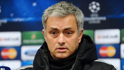 José Mourinho tacle violemment un joueur en plein match