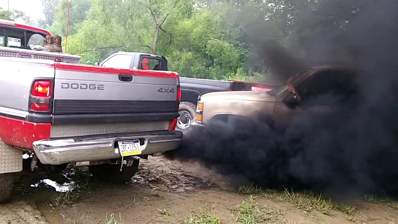 Il asphyxie son pote endormi avec les gaz d'échappement de son moteur Diesel
