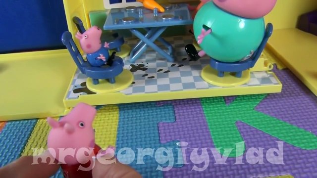 Свинка Пеппа и снеговик. Пеппа Пиг с семьей играют со снегом