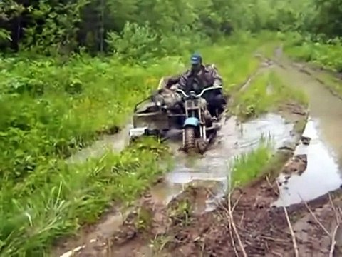 Полноприводный мотоцикл УРАЛ проезжает по бездорожье Вездеходы УРАЛ1
