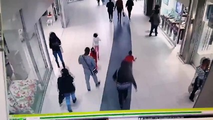 Un gars plaque au sol un voleur dans un centre commercial