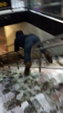 Glisser sur une rampe d'escalier tête la premiere... Mauvaise idée