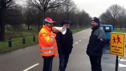Boze Groningers voeren actie bij NAM-kantoor Assen - RTV Noord