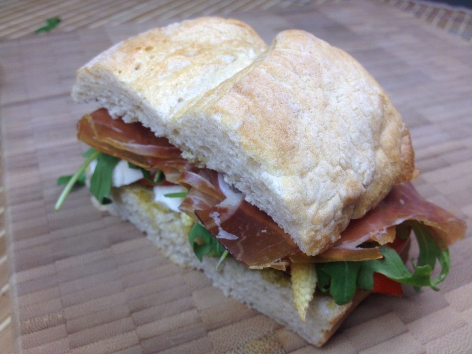 Italienisches Sandwich mit Parmaschinken und Pesto  Rezept