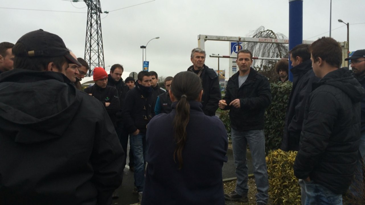 Discours des agriculteurs devant Leclerc