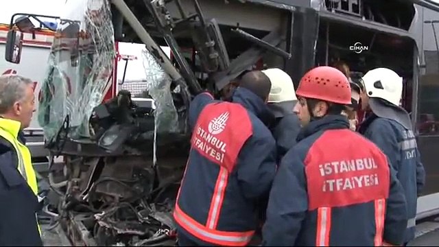 Metrobüs yolunda feci kaza