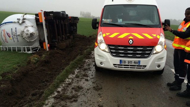 Ervillers : un camion-citerne se couche dans un champ