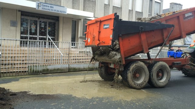 Les agriculteurs déversent devant le centre des impôts