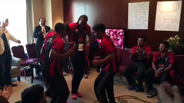 Chris Gayle,Umar Akmal and Other Lahore Qalander Team Members Dancing on Punjabi Song