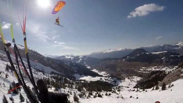 Un skieur saute au-dessus de speed flyers