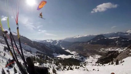 Un skieur saute au-dessus de speed flyers