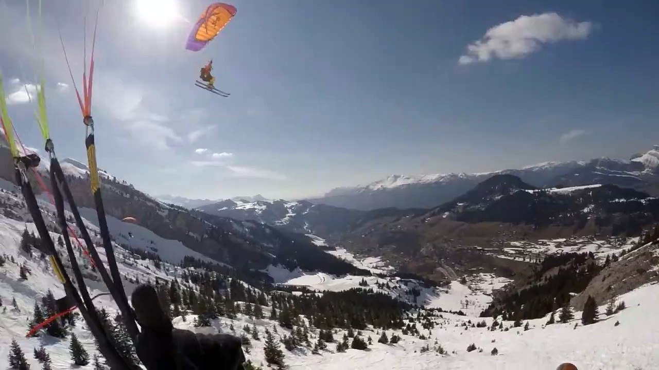 Un skieur saute au-dessus de speed flyers
