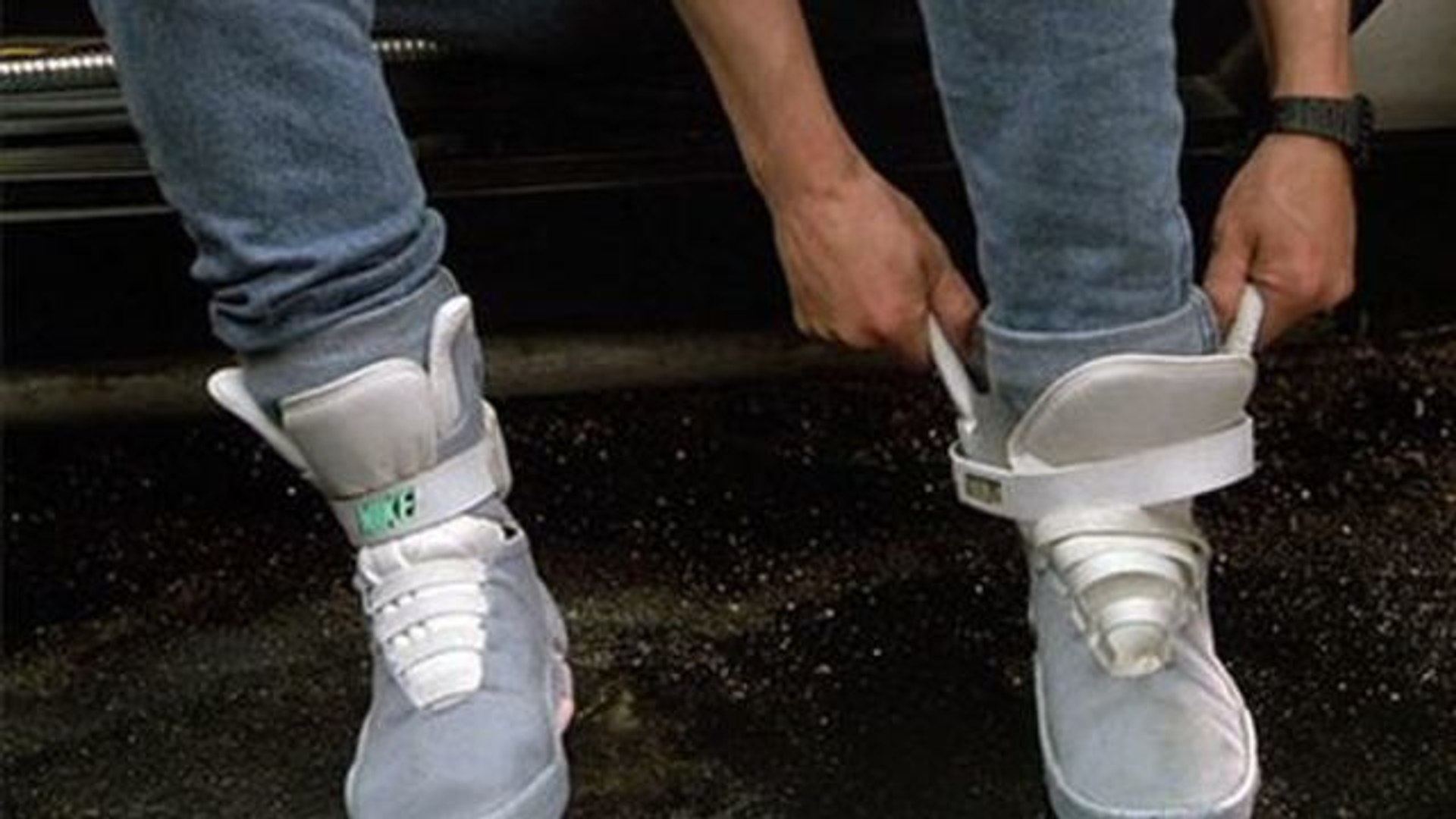 Retour vers le futur 2: les baskets à laçage automatique de Marty McFly  sortiront en 2015 chez Nike - Vidéo Dailymotion