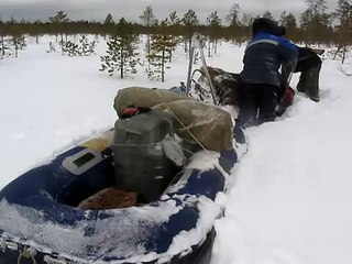 снегоход буран и глубокий снег на болоте
