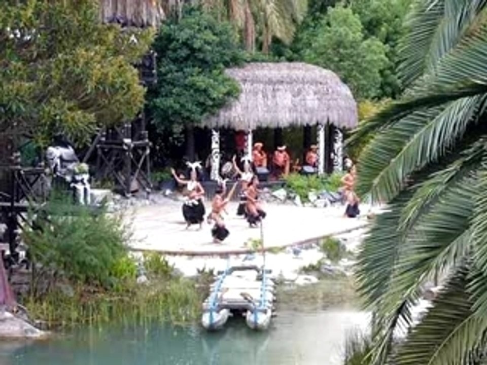 PORT AVENTURA - DANSE THAITIENNE