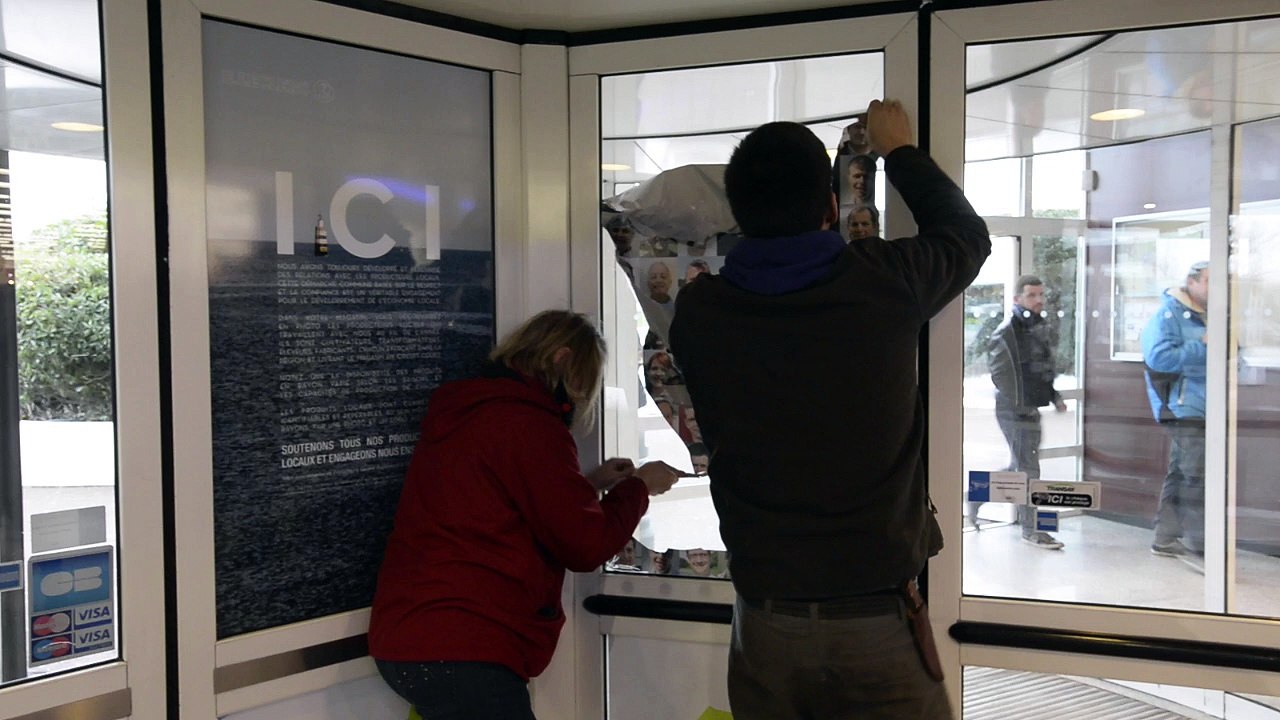 Les agriculteurs arrachent des affiches au Leclerc de Vannes