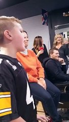 A 11 ans, il pense déjà à une carrière de chanteur. Il débute bien avec ''Hello'', une belle chanson d'Adèle