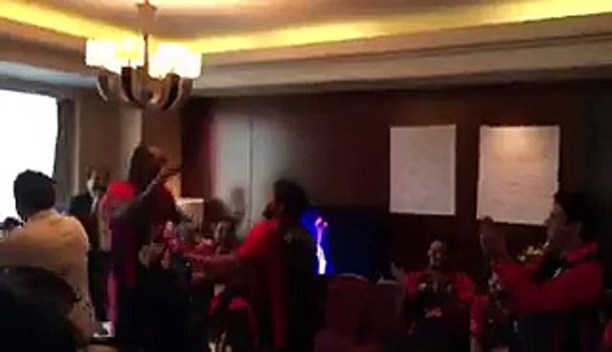 Chris Gayle and Umar Akmal Dancing on Punjabi Song in PSL