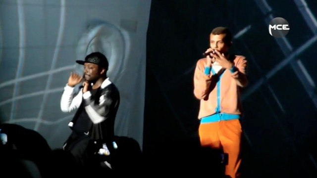 Will.I.Am invite Stromae à chanter Alors on danse en live à Bercy