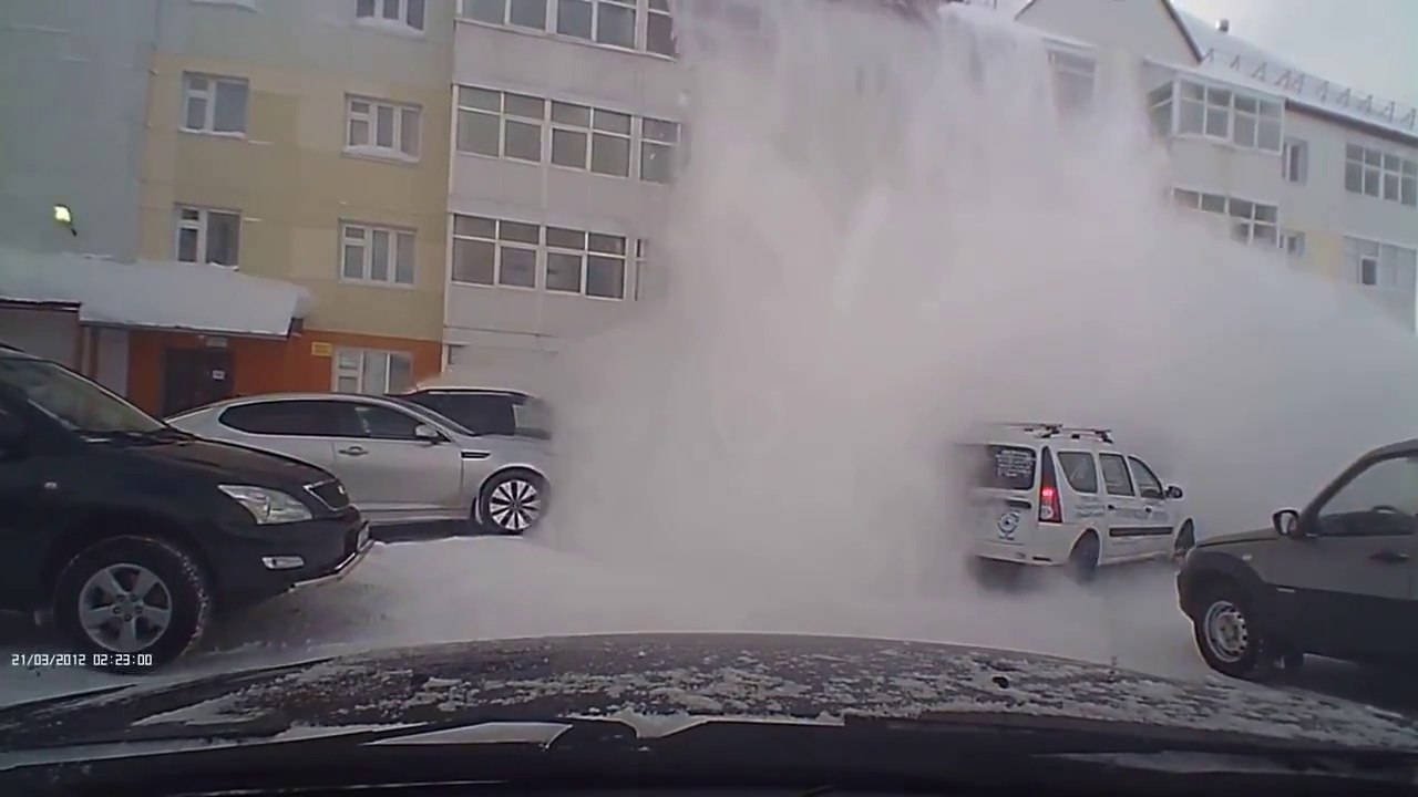 Сход снега с крыши. мужик чудом остался жив