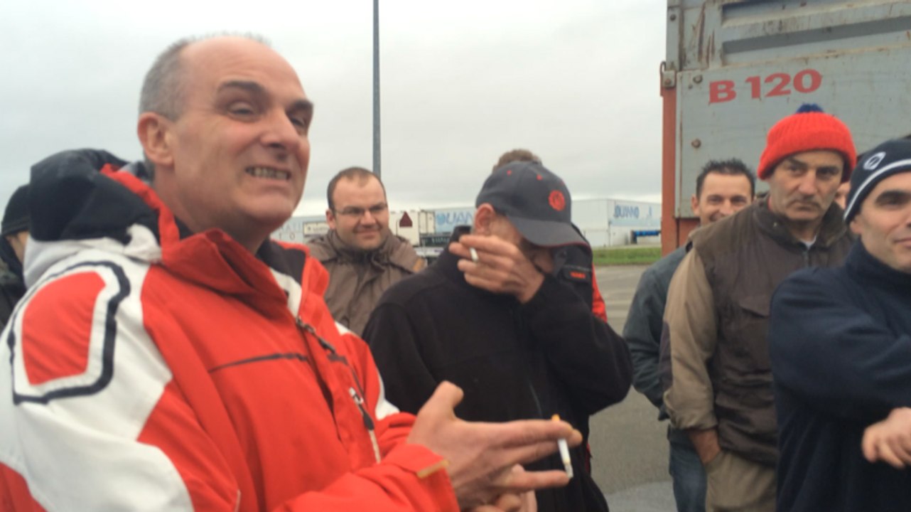 Les agriculteurs bloquent le Carrefour