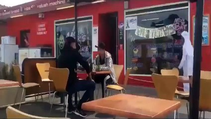 Bir Çanta Ne Kadar Korkutucu Olabilir_ Üzerlerine Atılan Çantadan Ölümüne Korkan İnsanlar