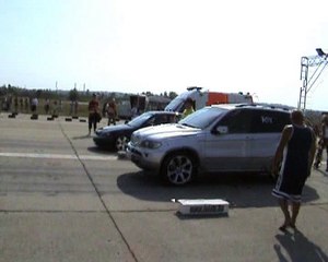 BMW X5 4.4 Vs. Honda Civic VTI Drag Race