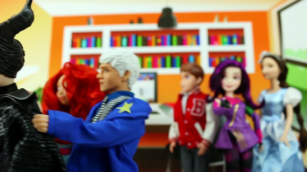 Should Descendants Mal Marry Ben? Mal puts Villains in Jail. DisneyToysFan