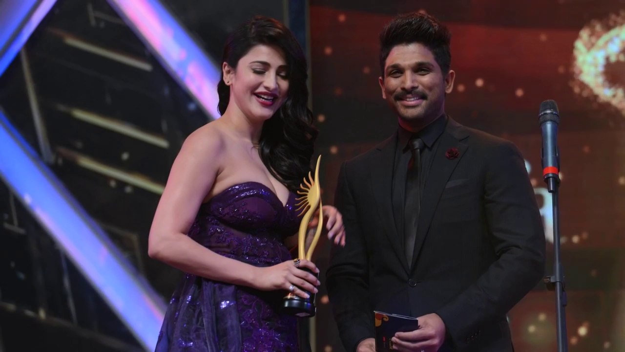 Shruti Haasan HOT Cleavage SHOW At IIFA Utsavam 2016
