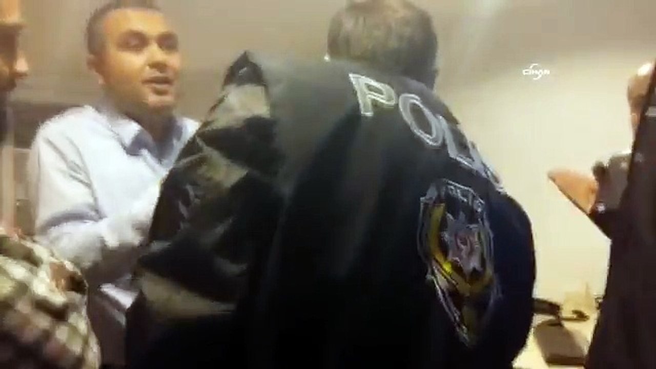 Yazı işleri müdürünün odasını polis bastı