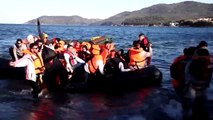 Midilli Adası'na ulaşan mültecilerin sevinci böyle görüntülendi