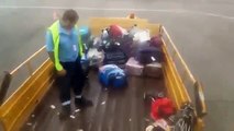 ASÍ TRATAN LAS MALETAS EN EL AEROPUERTO (360p)