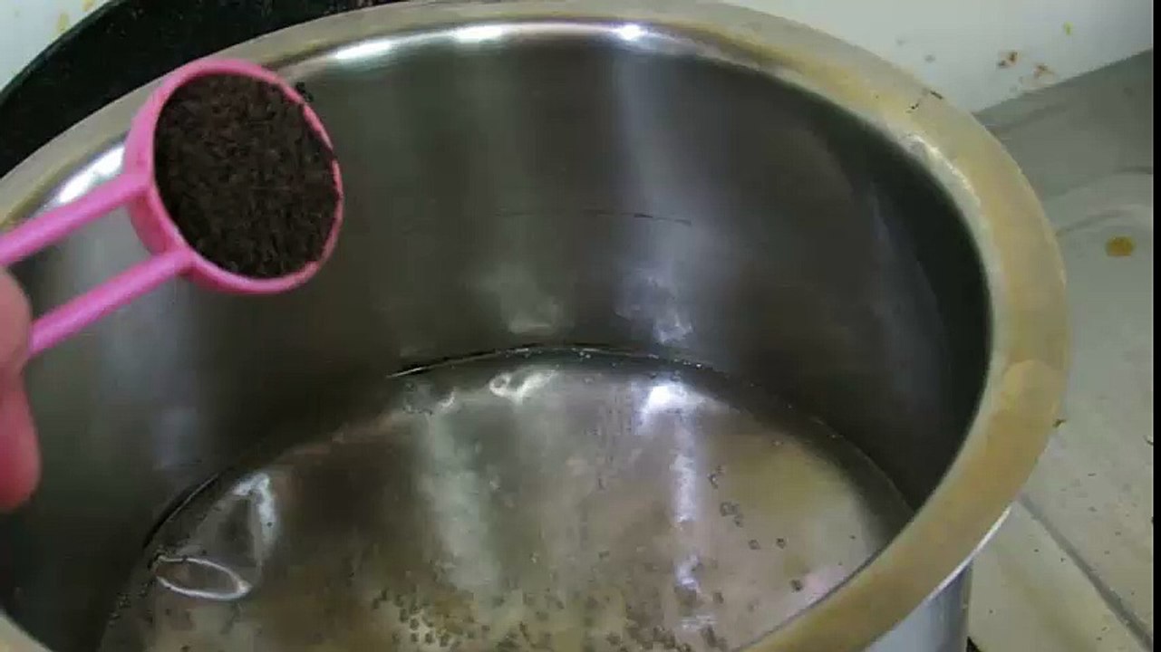 To make Henna (Mehandi) Hair dye