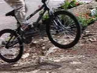 saut en bmx sur la place